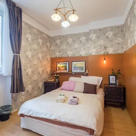 Art! & Artistic Apartment!