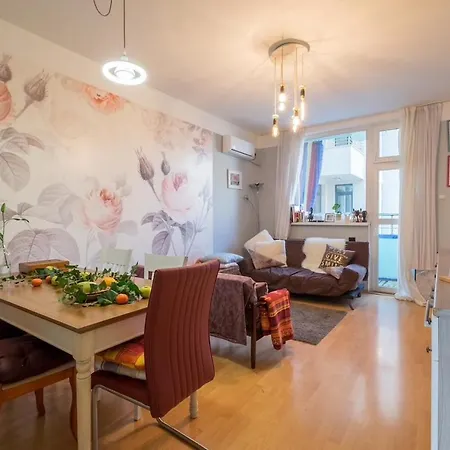 Art! & Artistic Apartment! Sofya
